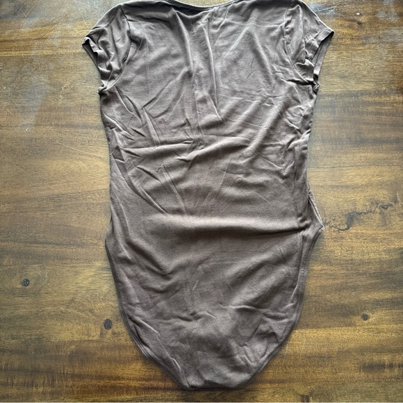 Old Navy Women Size Small Bodysuit One Piece Snap Brown V Neck Short Sleeve Top - Picture 6 of 7